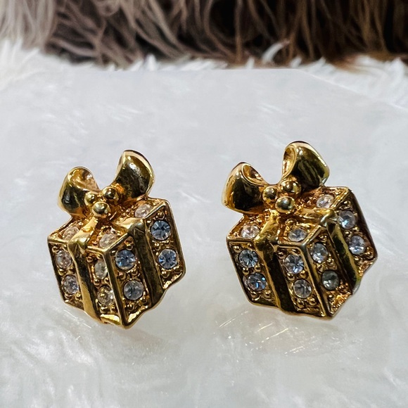 Super pretty goldtone bling 3-D, setting holiday present pierced earrings - Picture 6 of 7